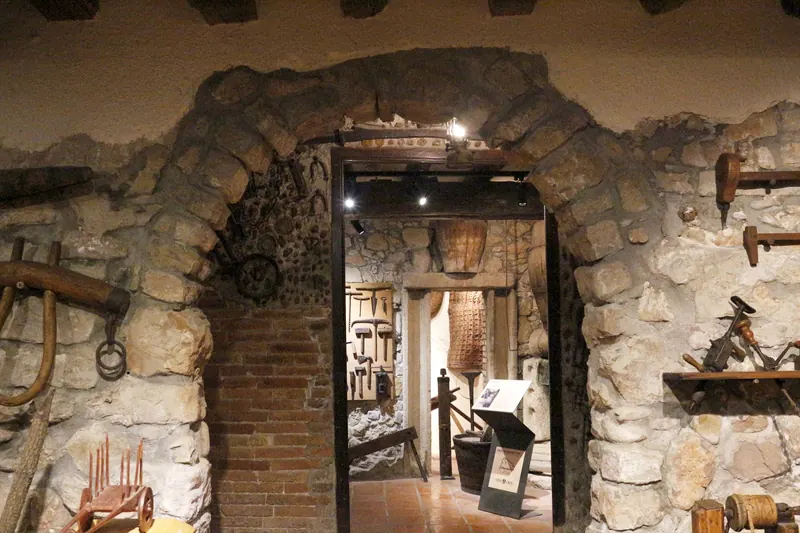 Arc de pedra d’entrada a la ferreria del museu
