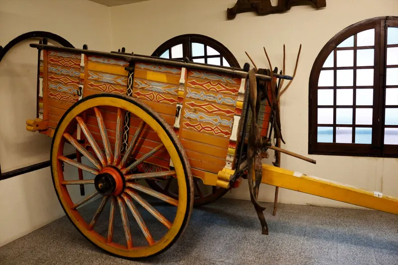 Carro amarillo y naranja pintado