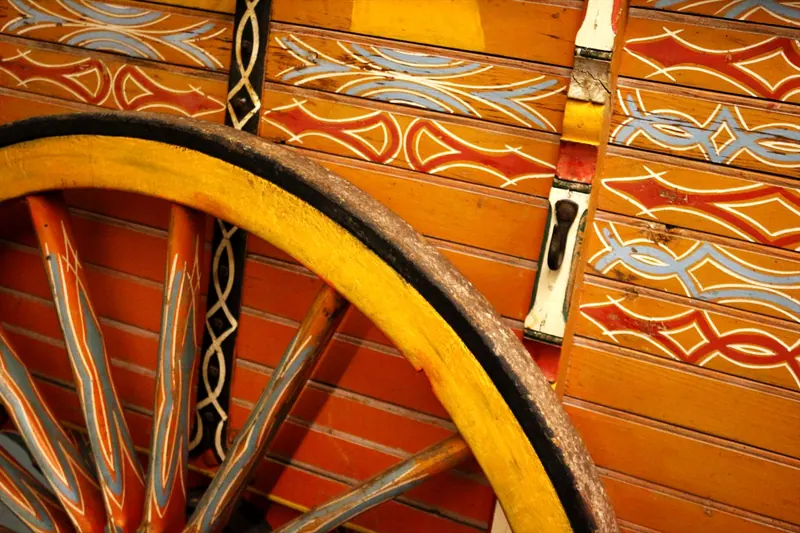 Detall pintat d’un carro groc