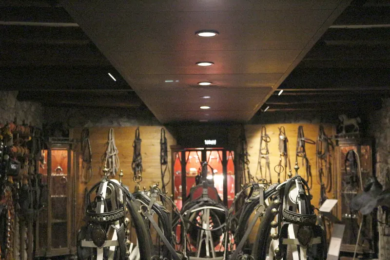 Sala dels guarniments amb dos cavalls guarnits al fons