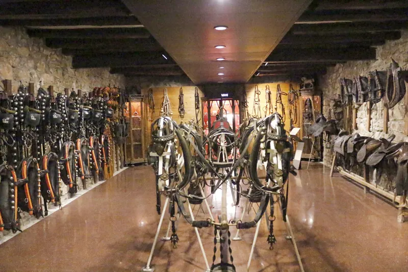 Sala dels guarniments amb parets de pedra plenes de guarnicions