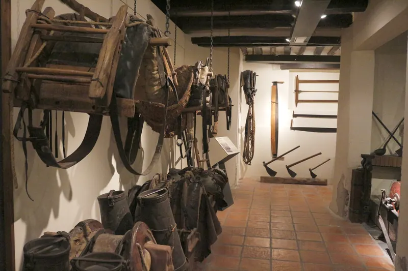 Passadís de la sala dels oficis amb carro, guarniments i eines