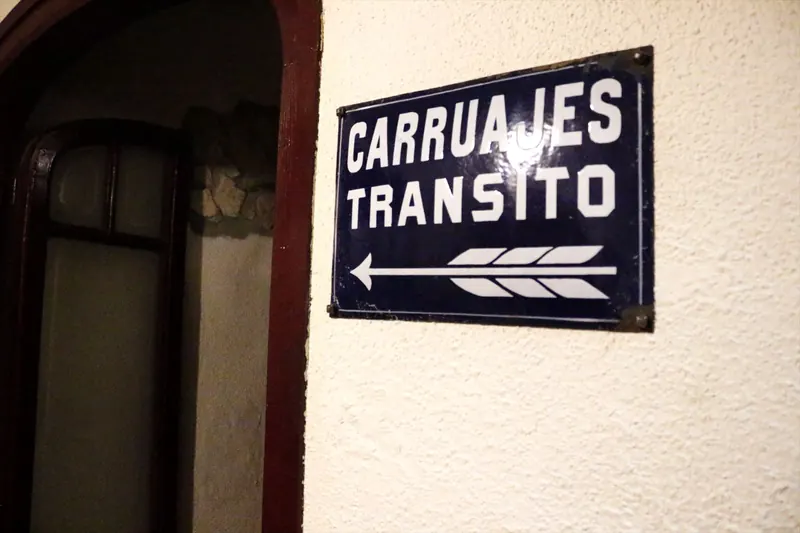 Rètol «Carruajes tránsito»